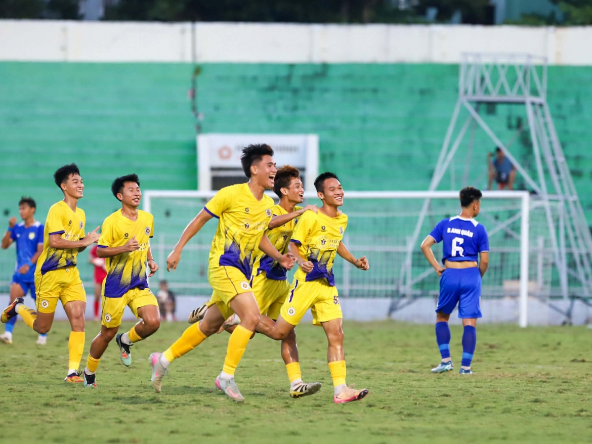 tre ha noi fc chuyen giao cho thai nguyen fc trao bong da cho mot que huong hinh anh 1