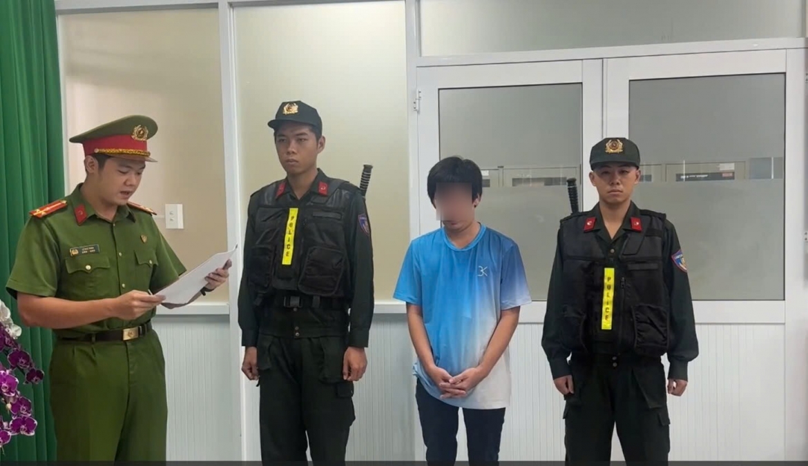 khoi to hai vo chong buon ban hang chuc ngan doi dep gia nhan hieu havaianas hinh anh 1