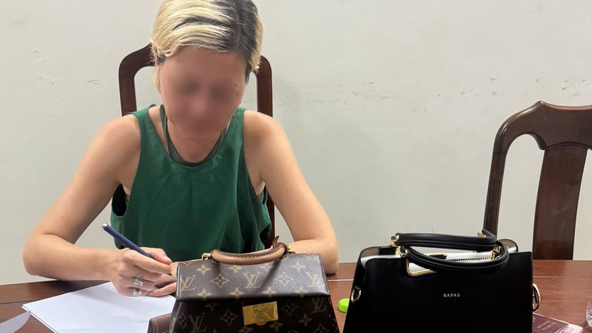nu du khach bi bat vi trom dong ho rolex, hang hieu tai Da nang hinh anh 1