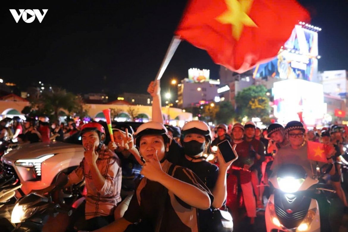 asean cup vietnamese fans erupt in celebration after victory over thailand picture 10
