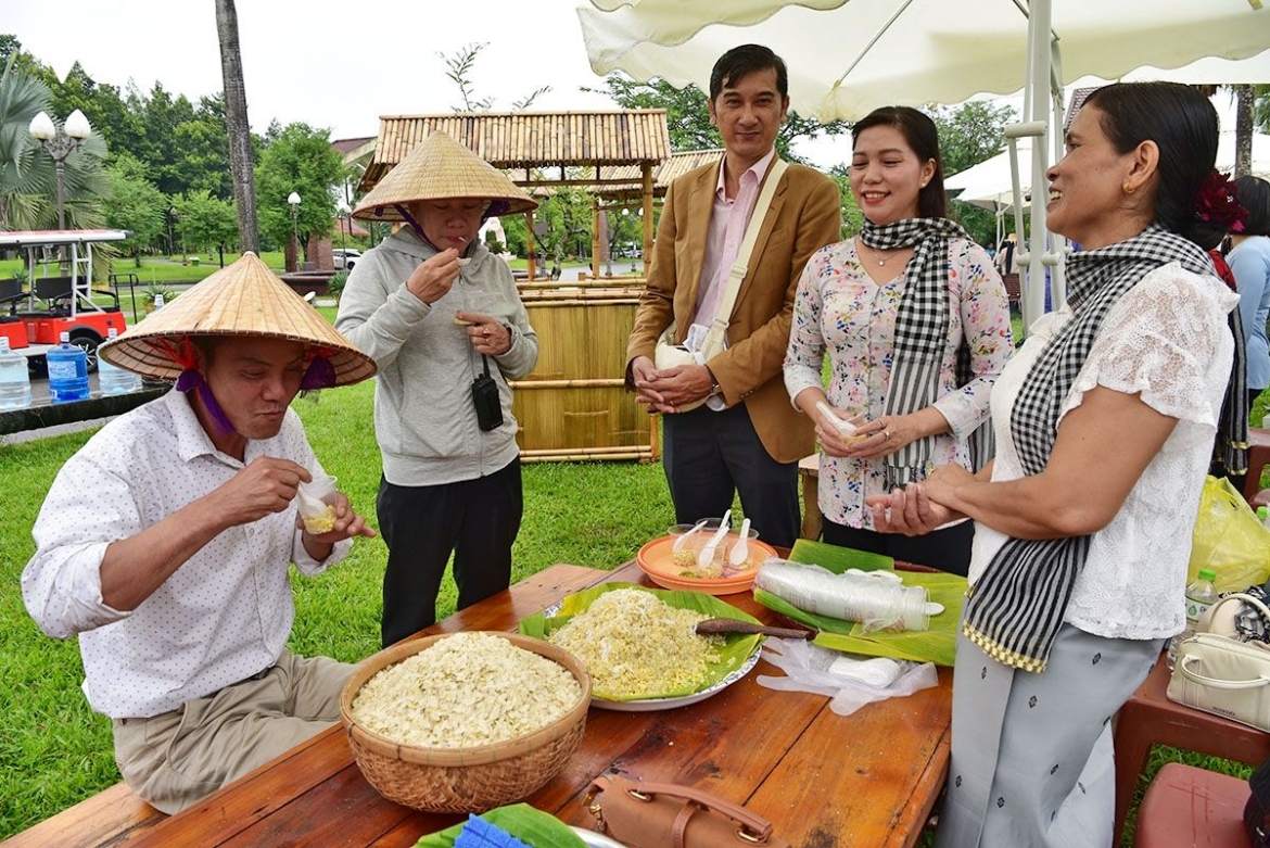 thak con festival brings the spiritual heritage of khmer culture to hanoi picture 14