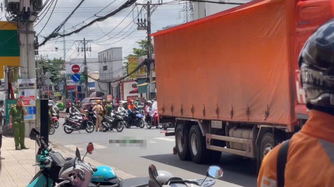 tphcm xe may bi cuon vao gam xe tai sau va cham, doi nam nu tu vong tai cho hinh anh 1