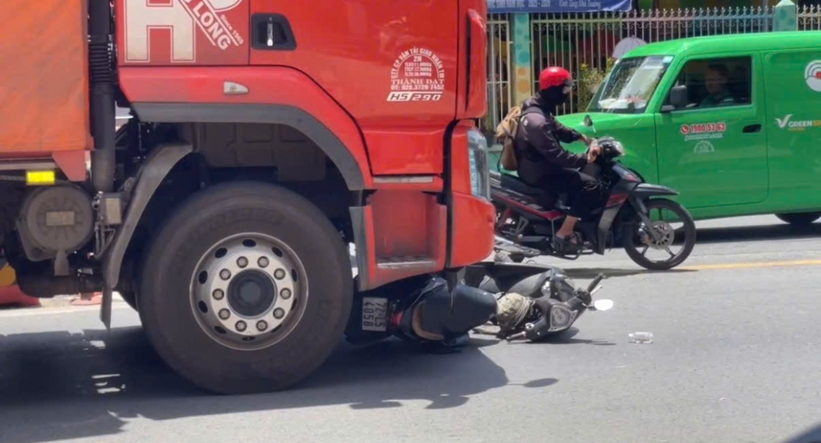 tphcm xe may bi cuon vao gam xe tai sau va cham, doi nam nu tu vong tai cho hinh anh 2