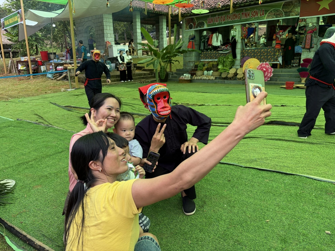 ron rang ngay tet doc lap tai lang van hoa du lich cac dan toc viet nam hinh anh 6