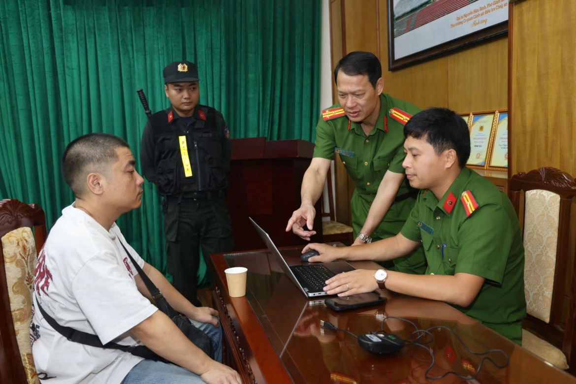 ban giao nhom doi tuong bi interpol truy na do, lua dao hon 327 ty dong hinh anh 2