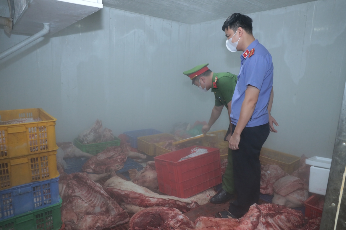 tieu huy gan 1 tan thit lon o hung yen nghi nhiem dich ta lon chau phi hinh anh 1