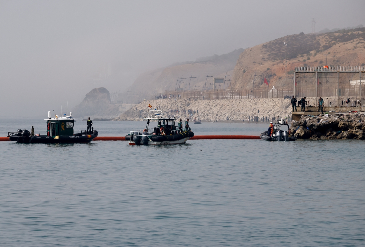 tay ban nha dung rao chan noi o ceuta sau vu vuot bien khien 67 nguoi thiet mang hinh anh 1