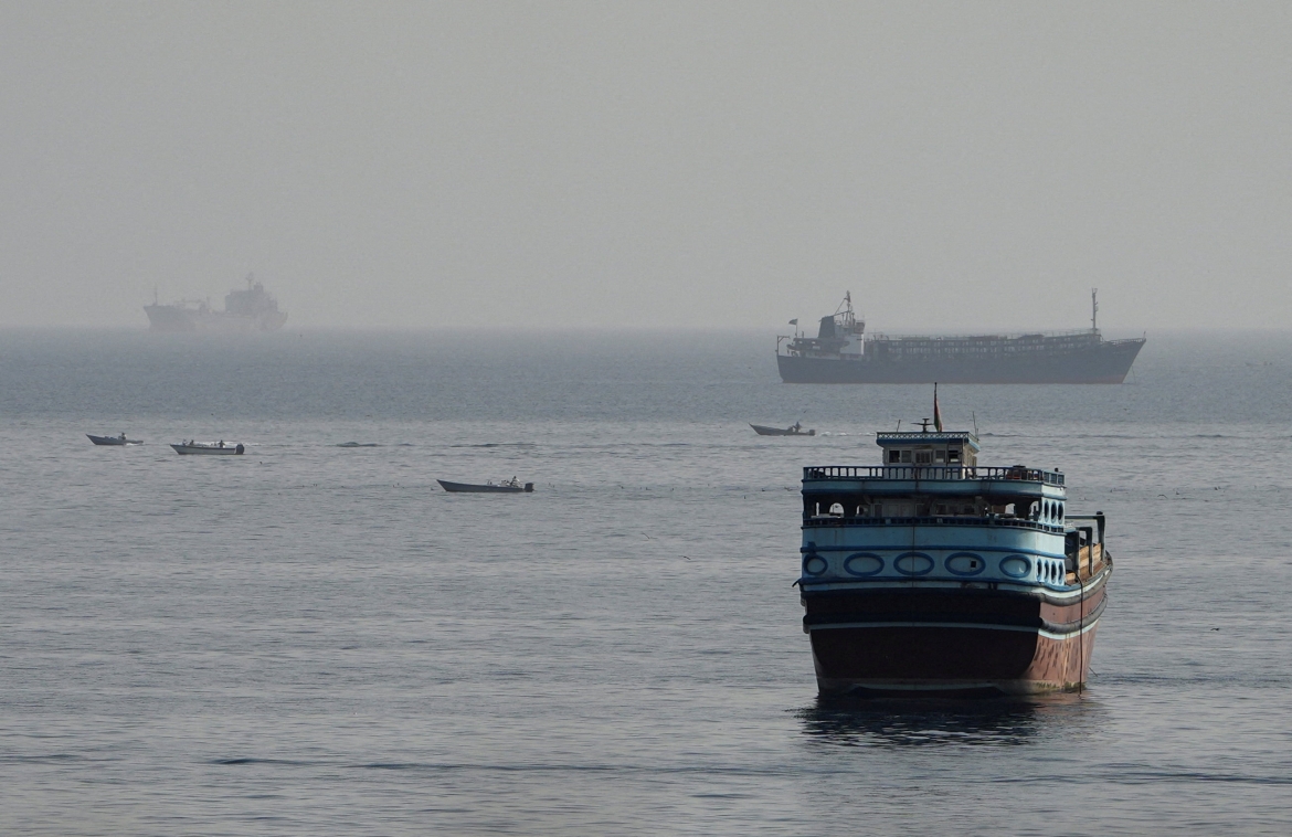 luong tau di eo hormuz van rat thap du cang thang da ha nhiet hinh anh 1