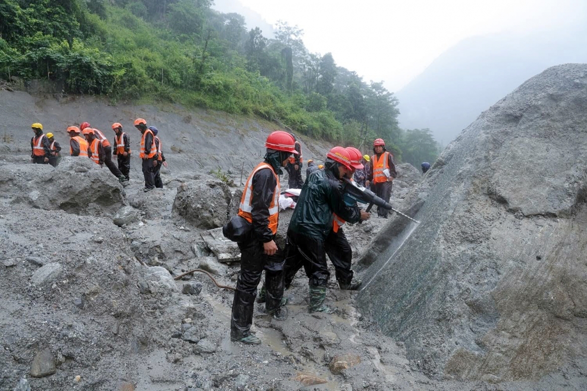 quoc te tang ho tro chuyen mon cuu ho cho nepal - canh bao lu co the tiep dien hinh anh 1