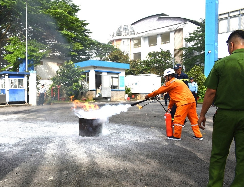 evnhcmc nhieu giai phap tuyen truyen an toan dien cho khach hang hinh anh 2