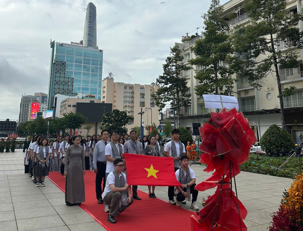 50 ban tre kieu bao ve tp.hcm du trai he tu hao thanh pho mang ten bac hinh anh 1
