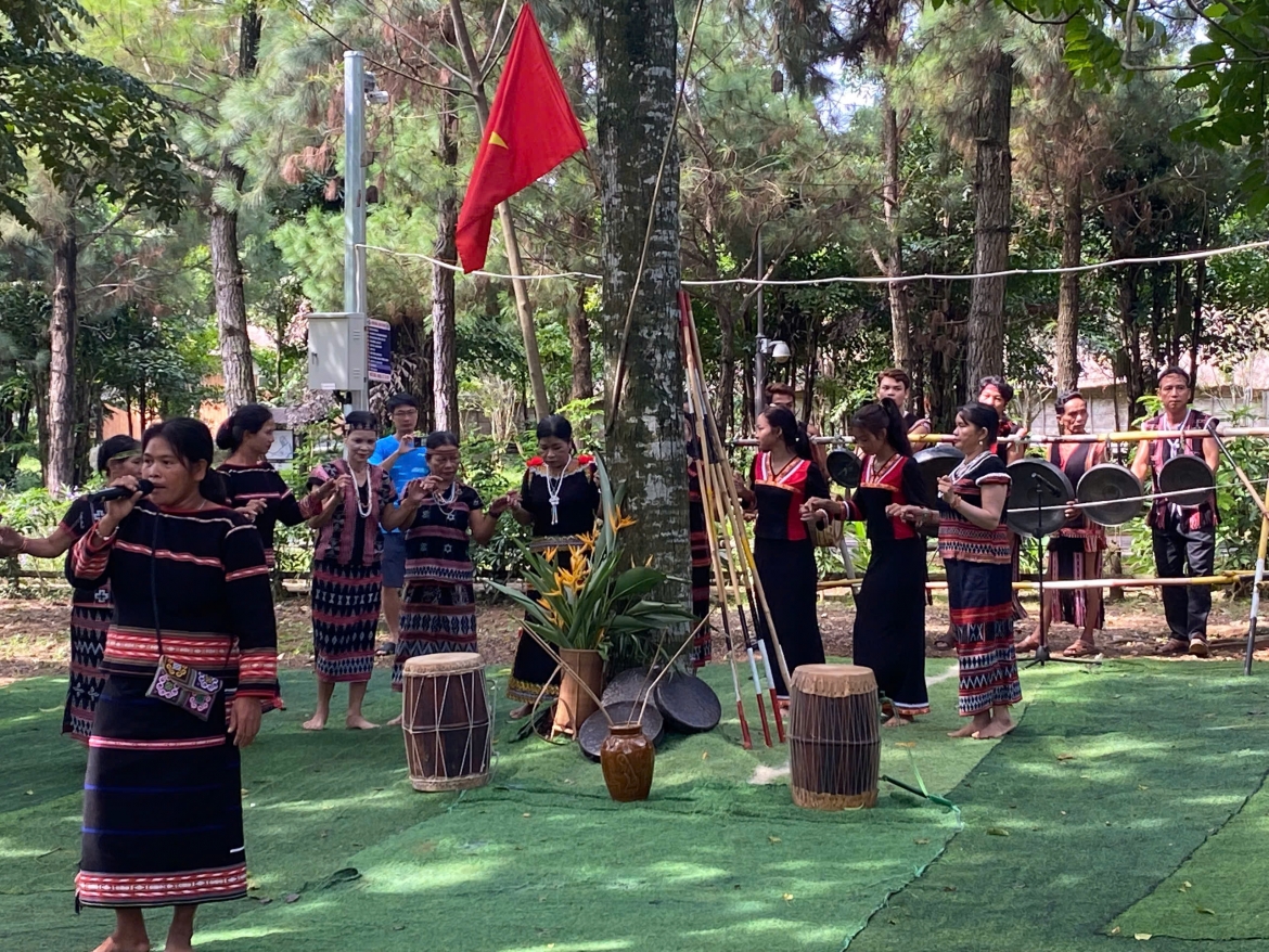 ron rang ngay tet doc lap tai lang van hoa du lich cac dan toc viet nam hinh anh 2