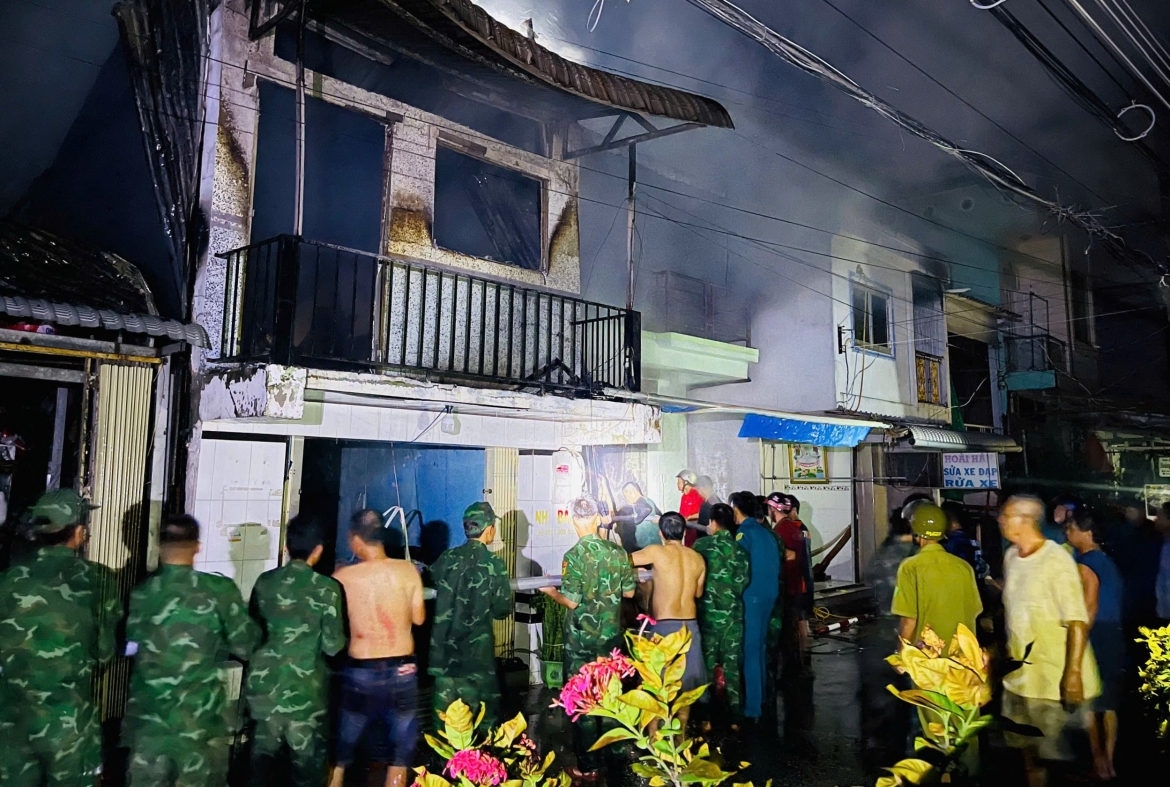 Nhanh chóng hỗ trợ người dân dập tắt đám cháy trong đêm