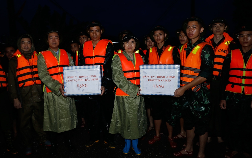 bac ninh di doi 58 ho dan, huy dong hon 800 nguoi ung pho mua lu tai xa kep hinh anh 4