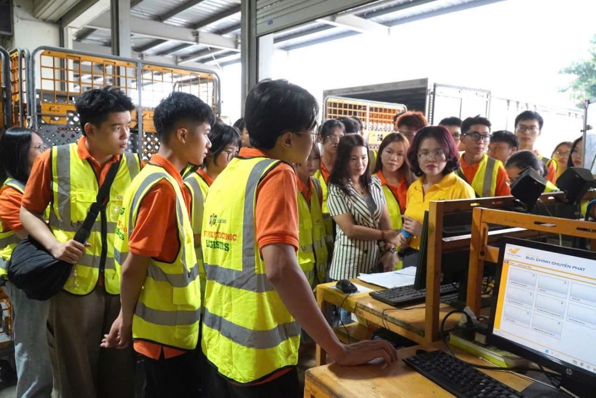 tao giang duong thuc te cho sinh vien fpt polytechnic cham nghe that hinh anh 3
