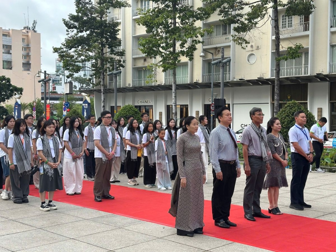50 ban tre kieu bao ve tp.hcm du trai he tu hao thanh pho mang ten bac hinh anh 2