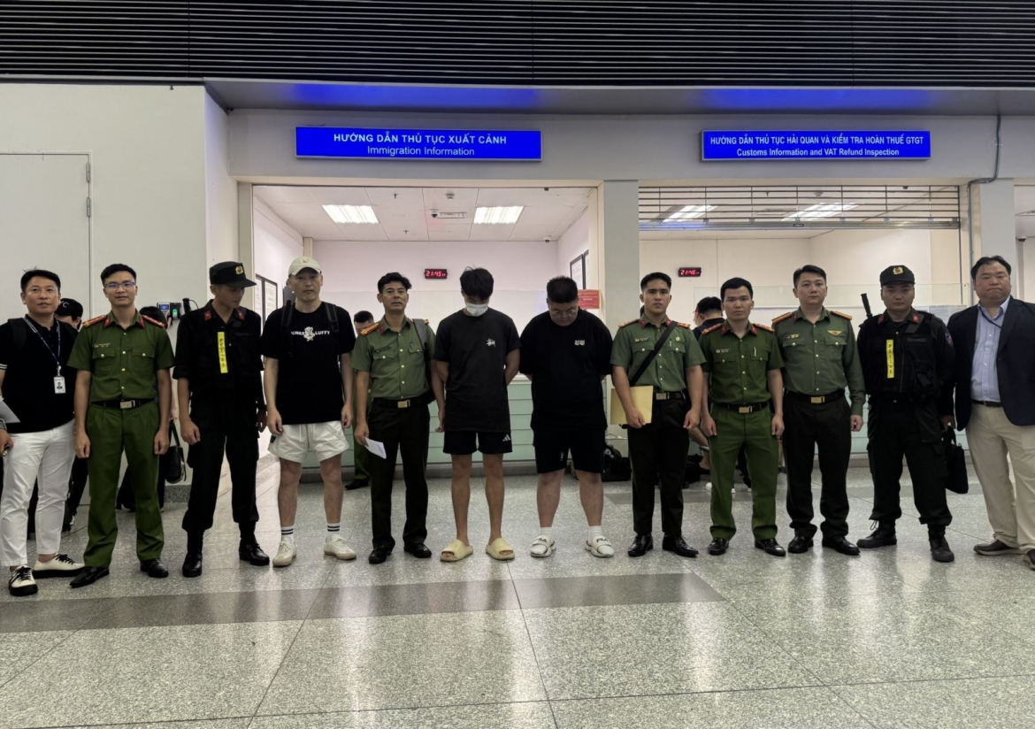 ban giao nhom doi tuong bi interpol truy na do, lua dao hon 327 ty dong hinh anh 1
