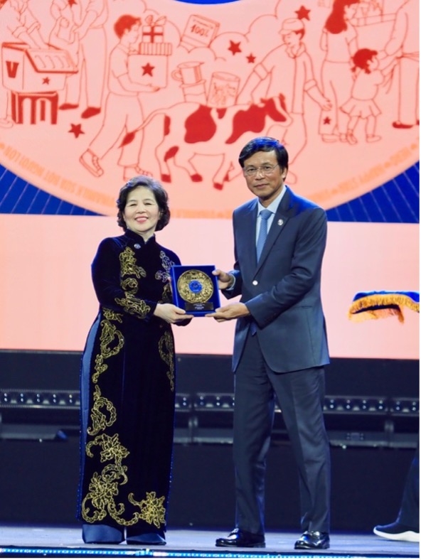 vinamilk don nhan huan chuong Doc lap hang nhat tai dau moc 50 nam hinh anh 8