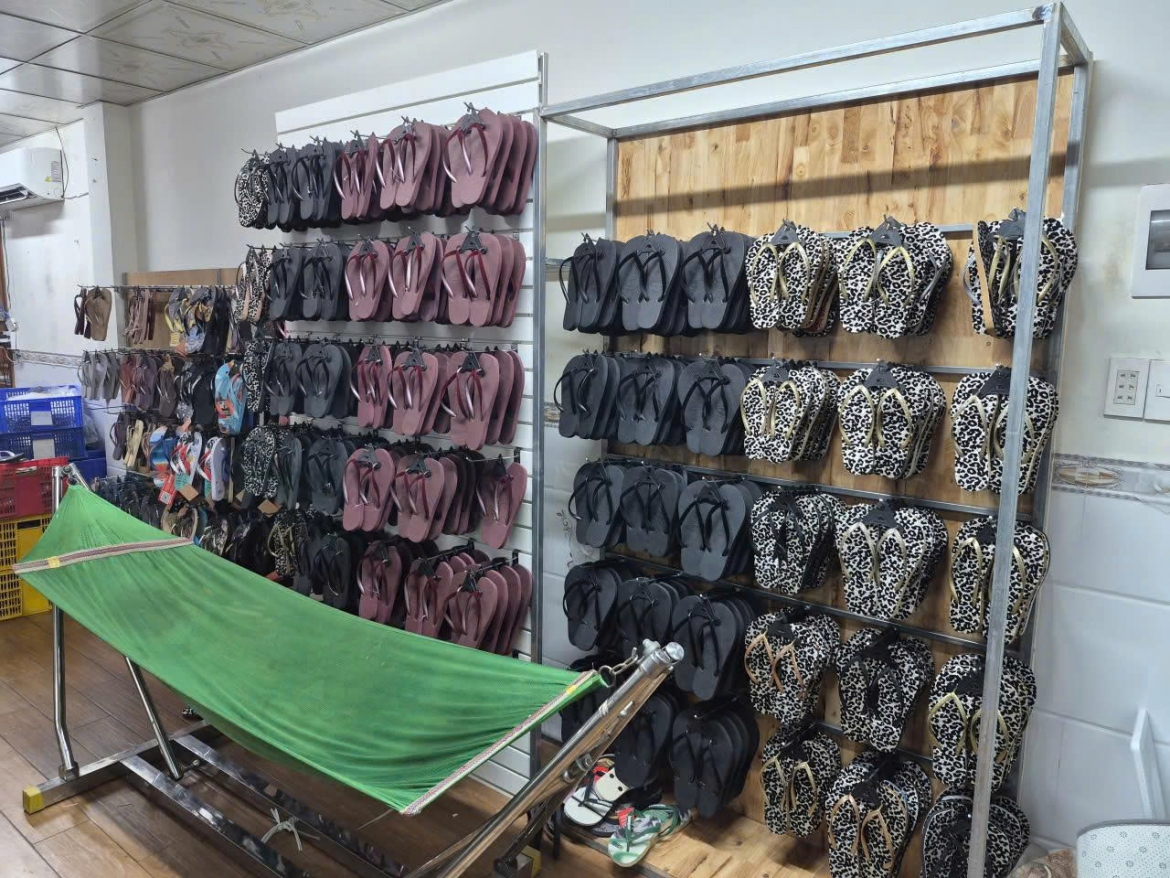 Khởi tố hai vợ chồng buôn bán hàng chục ngàn đôi dép giả nhãn hiệu Havaianas