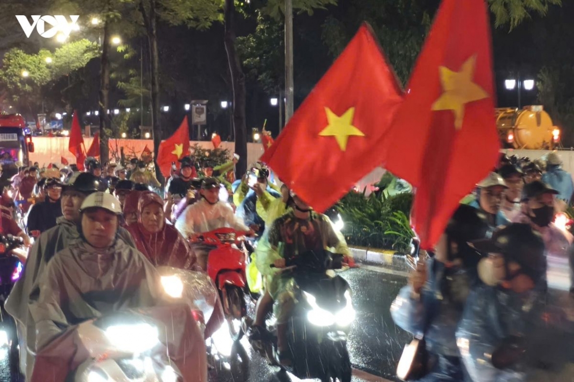 asean cup vietnamese fans erupt in celebration after victory over thailand picture 5