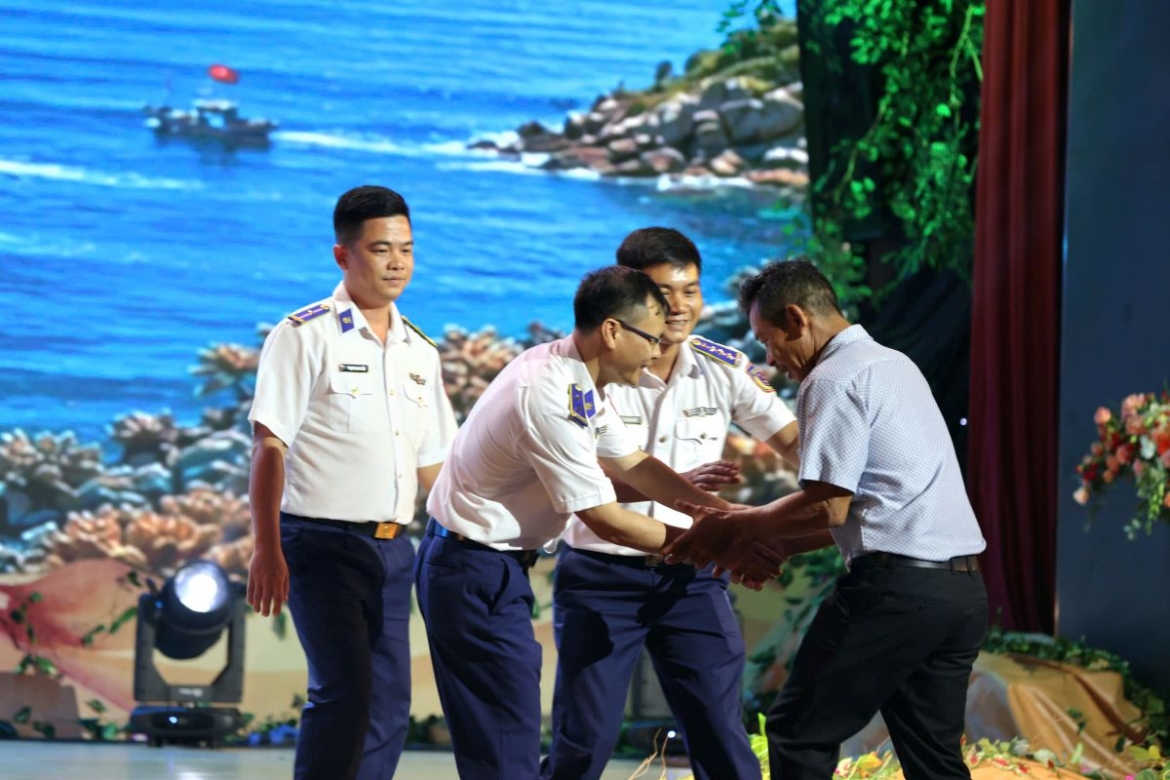 hon 55 ty dong tiep suc can bo, chien si va nguoi dan noi bien gioi, hai dao hinh anh 5