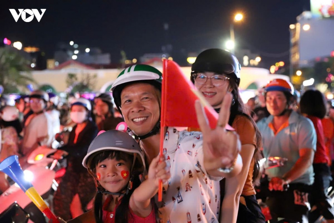 asean cup vietnamese fans erupt in celebration after victory over thailand picture 7