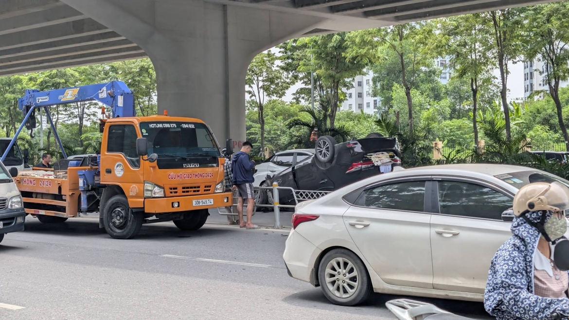 mot o to 5 cho lat ngua bung tren duong pham van Dong, ha noi hinh anh 1