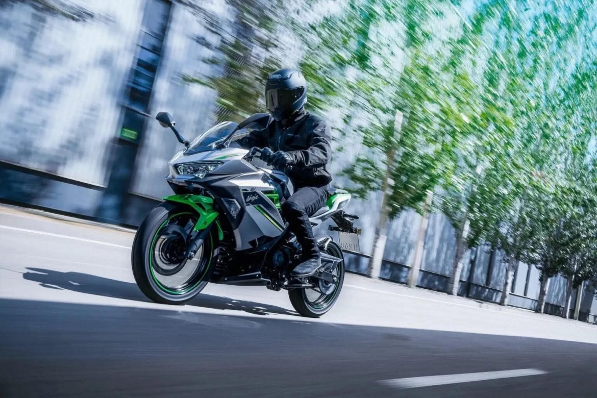 kawasaki ninja e-1 ra mat voi gia khoang 200 trieu dong nhung chi manh 12 ma luc hinh anh 3