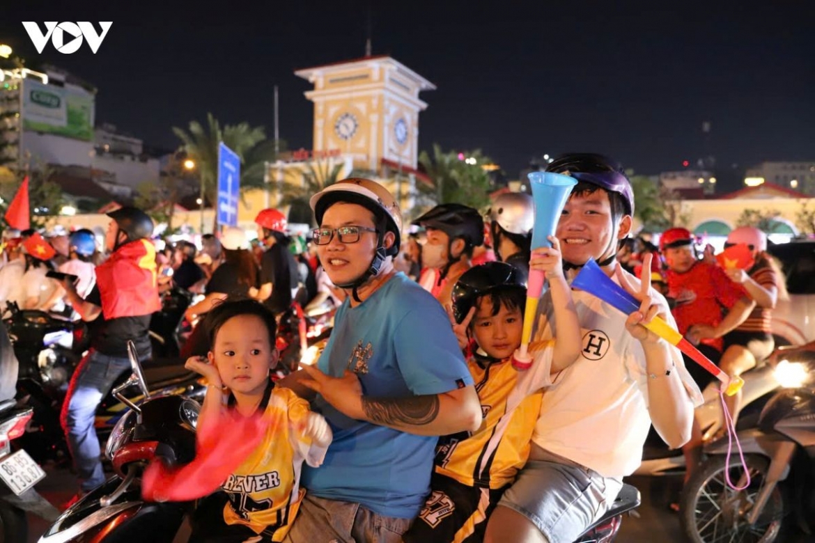 asean cup vietnamese fans erupt in celebration after victory over thailand picture 8