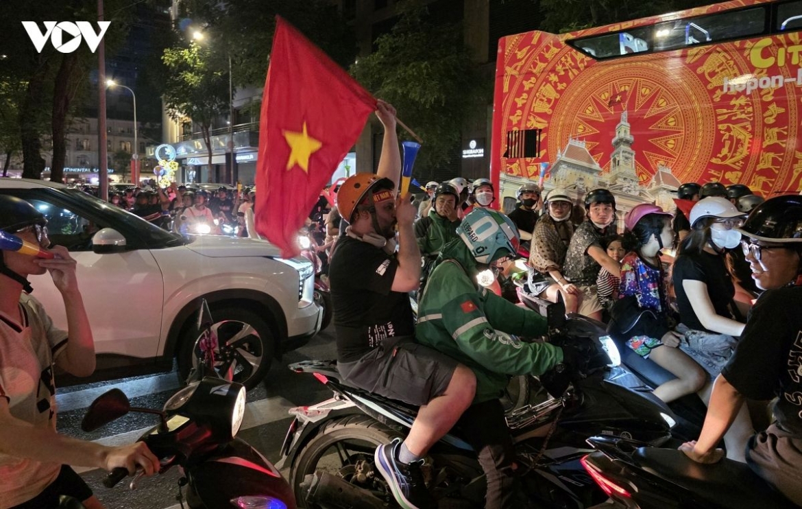 asean cup vietnamese fans erupt in celebration after victory over thailand picture 9