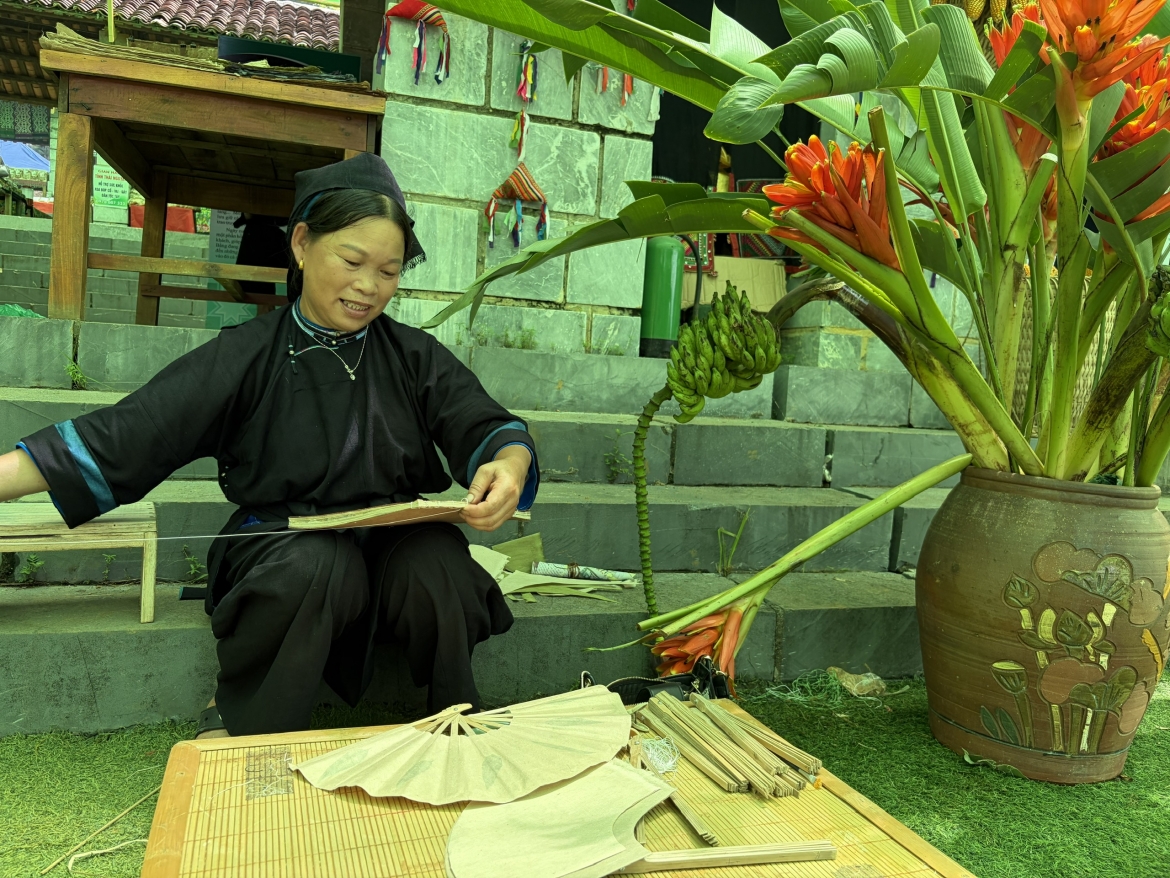 ron rang ngay tet doc lap tai lang van hoa du lich cac dan toc viet nam hinh anh 3