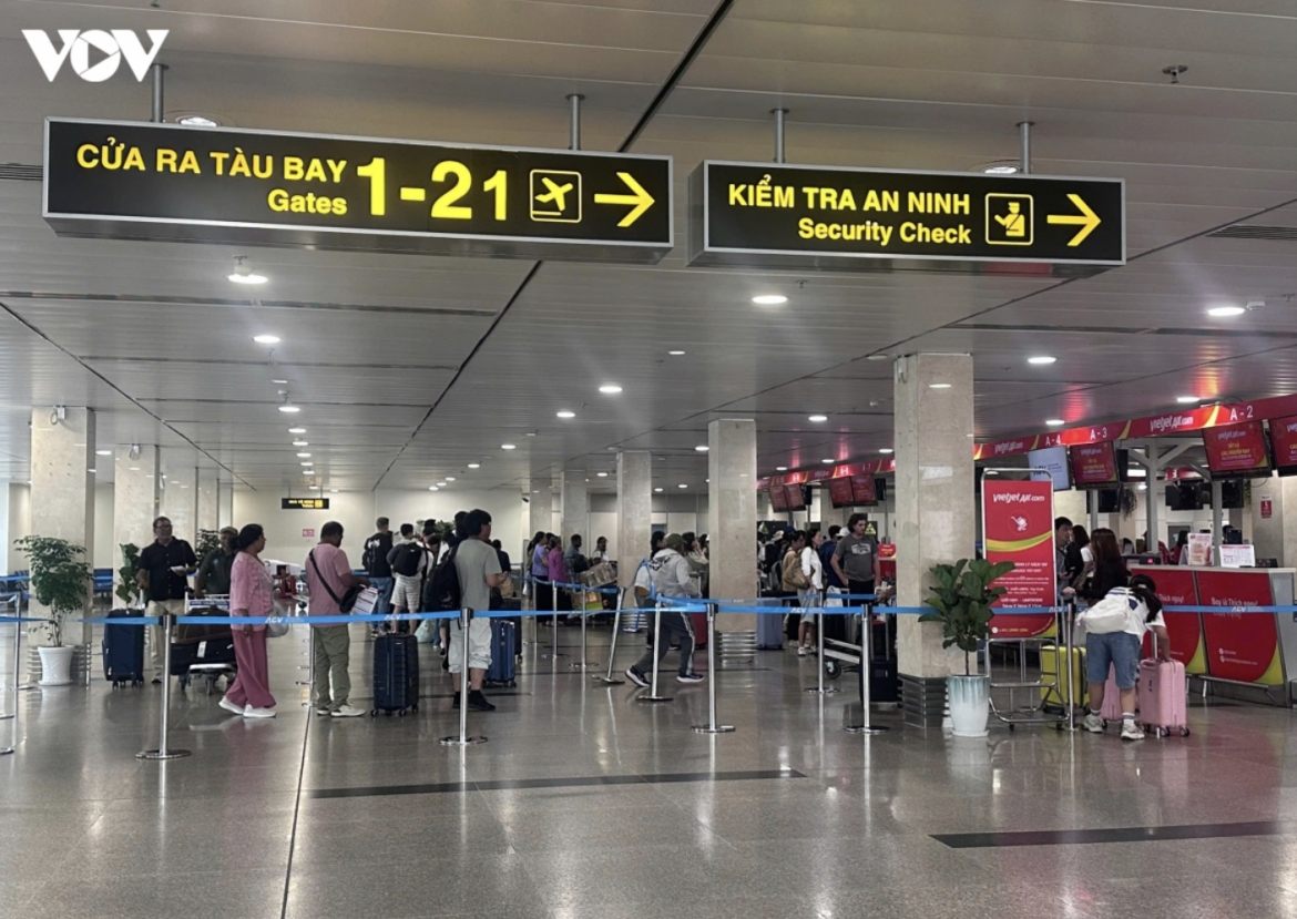 noi bai airport welcomes 115,000 passengers on first day of national day holiday picture 9