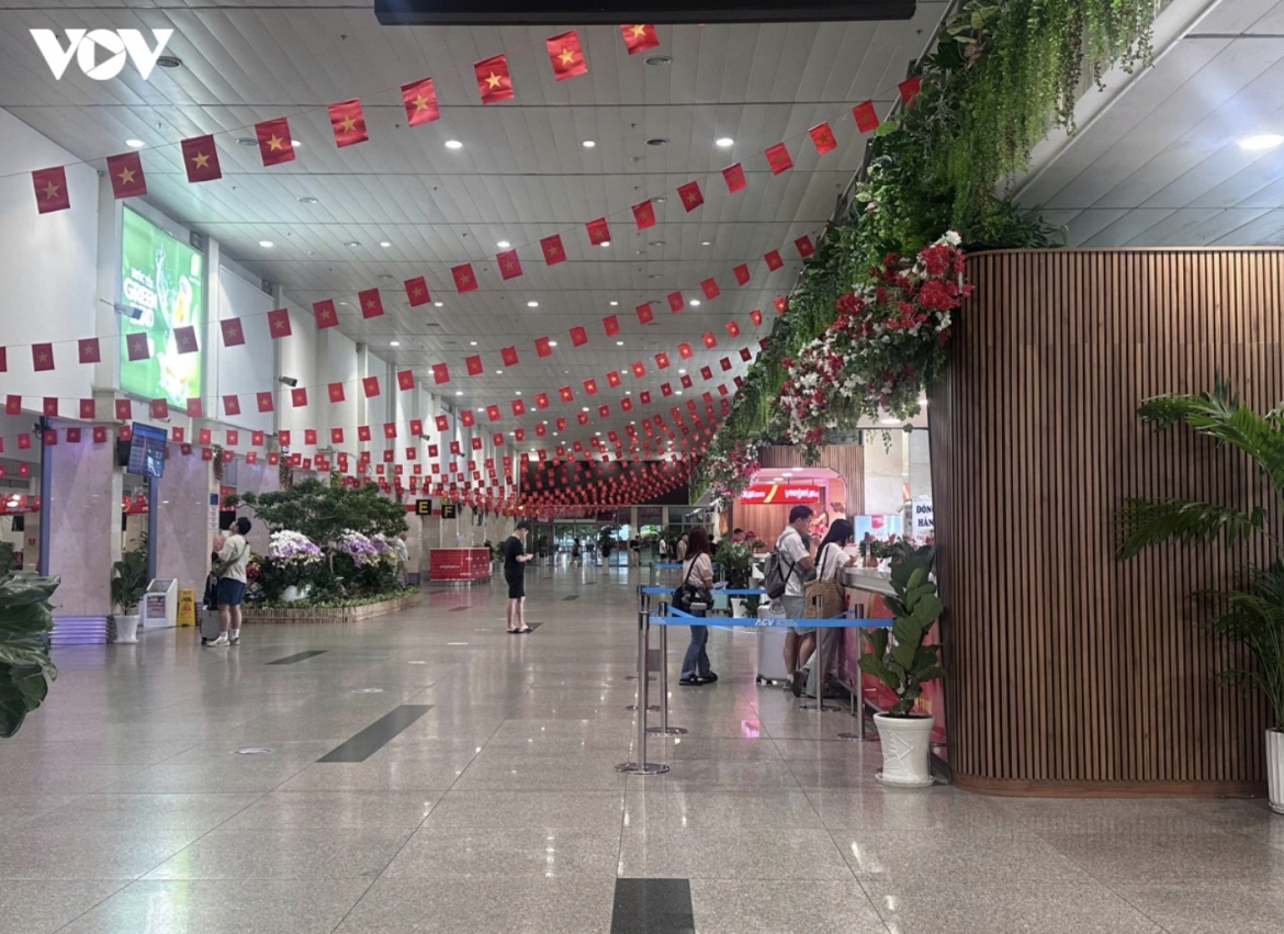 noi bai airport welcomes 115,000 passengers on first day of national day holiday picture 10
