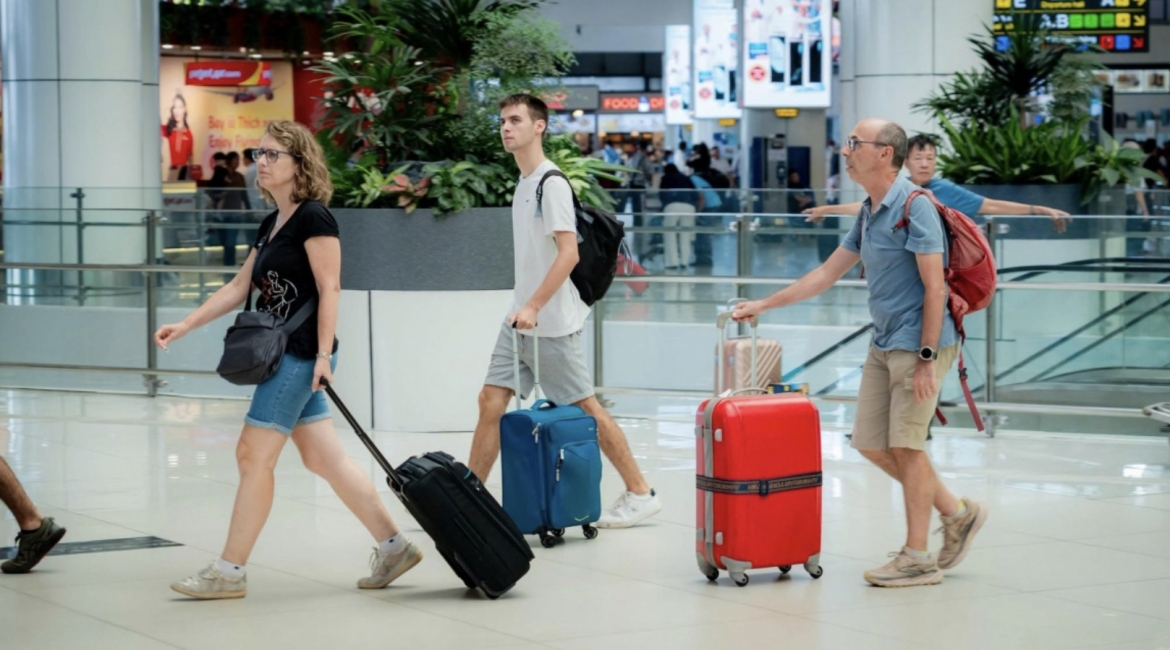 noi bai airport welcomes 115,000 passengers on first day of national day holiday picture 4