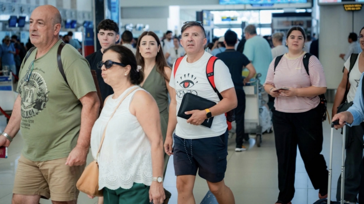 noi bai airport welcomes 115,000 passengers on first day of national day holiday picture 5