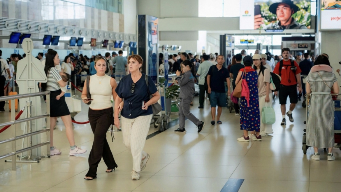 noi bai airport welcomes 115,000 passengers on first day of national day holiday picture 6