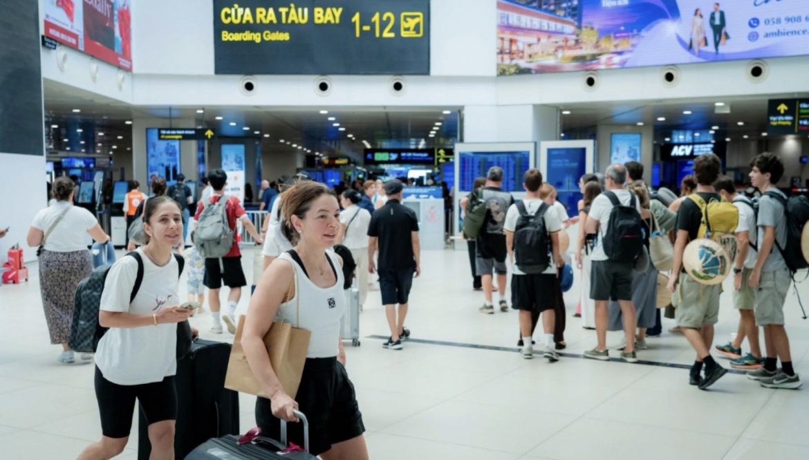 noi bai airport welcomes 115,000 passengers on first day of national day holiday picture 7