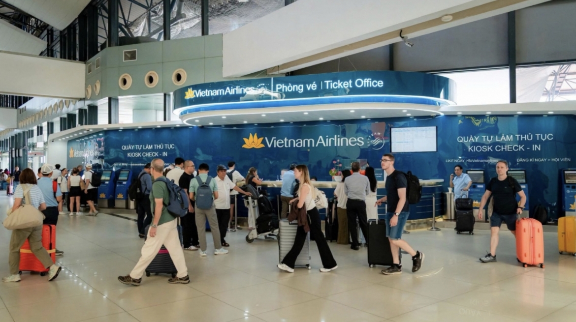 noi bai airport welcomes 115,000 passengers on first day of national day holiday picture 8