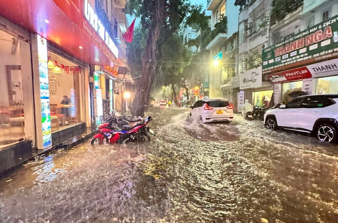 ha noi ngap cuc bo sau mua lon, giao thong chat vat gio tan tam hinh anh 8