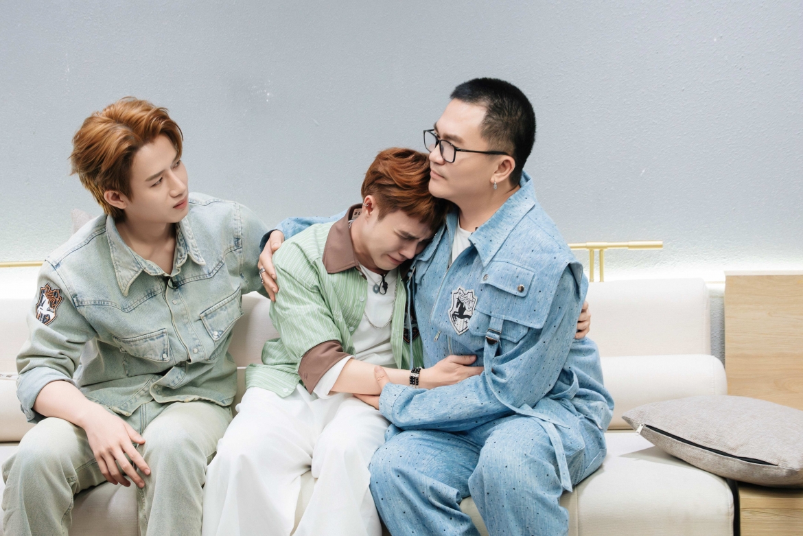 4 anh tai roi chong gai , nguoi bat khoc, nguoi chon ra di trong binh than hinh anh 6