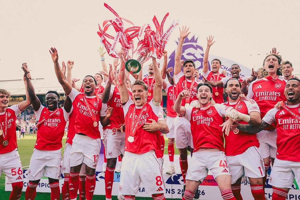 arsenal truoc mua giai ngoai hang anh 2026 2027 vi the DkvD hinh anh 2