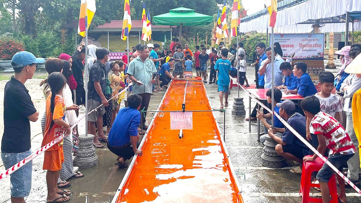 Ghe Ngo mini điên điển: Sân chơi hè của thiếu nhi Khmer Cà Mau