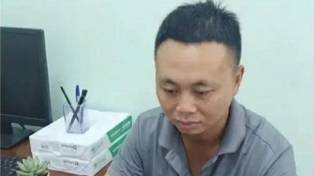 Khởi tố cha dượng bạo hành con riêng của vợ