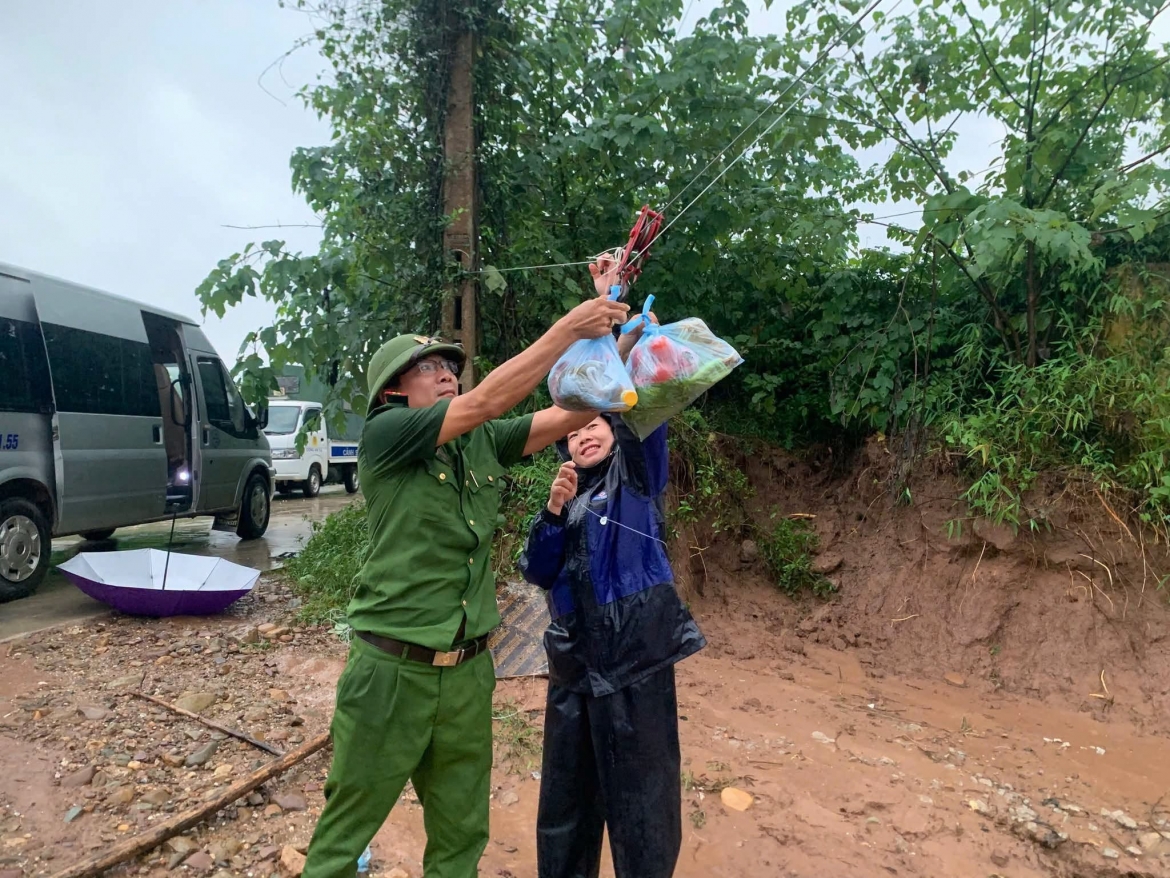 dung rong roc vuot suoi, dua nhu yeu pham vao vung bi co lap do mua lu o bac ninh hinh anh 2