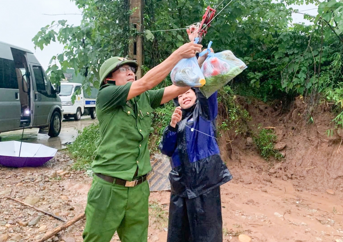 Dựng ròng rọc vượt suối, đưa nhu yếu phẩm vào vùng bị cô lập do mưa lũ ở Bắc Ninh