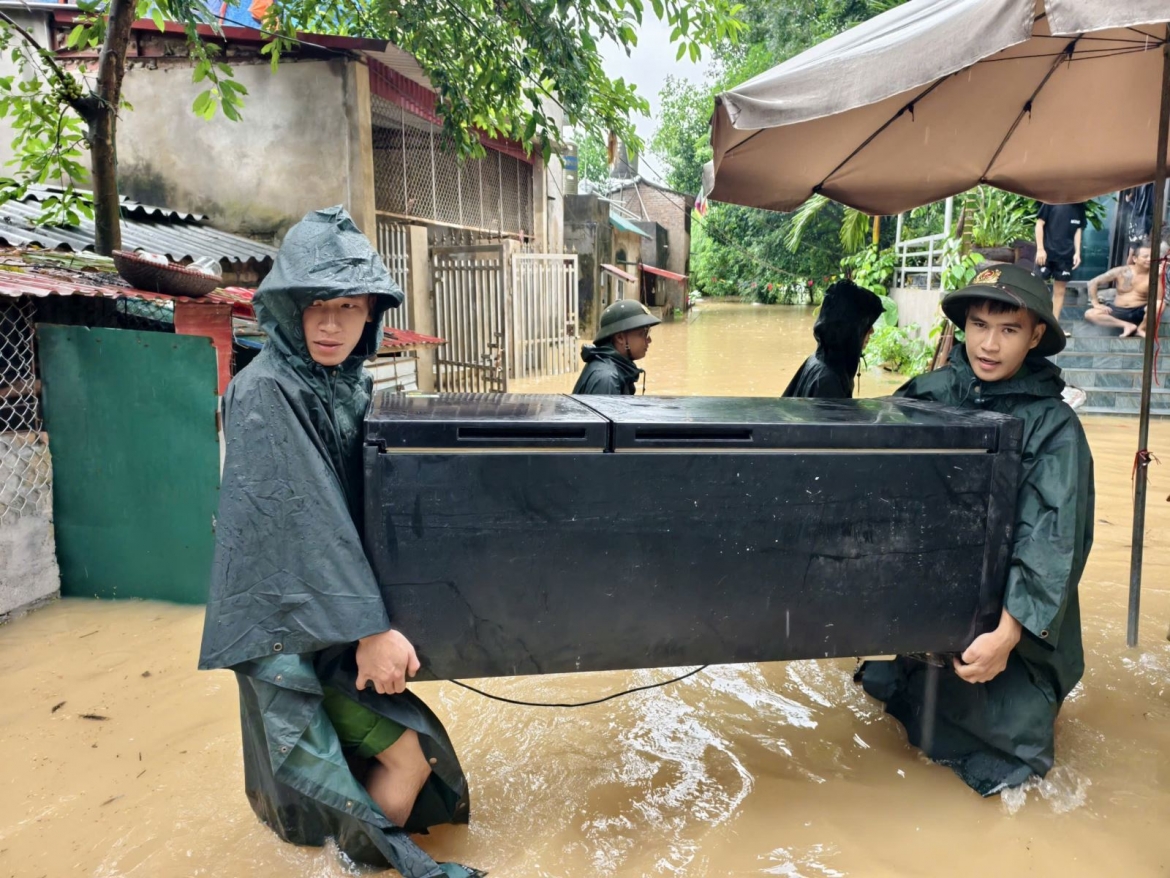 dung rong roc vuot suoi, dua nhu yeu pham vao vung bi co lap do mua lu o bac ninh hinh anh 4