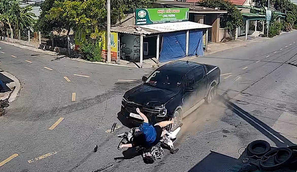O to ban tai tong vang xe may tai nga tu o nghe an, hai nguoi bi thuong nang hinh anh 1
