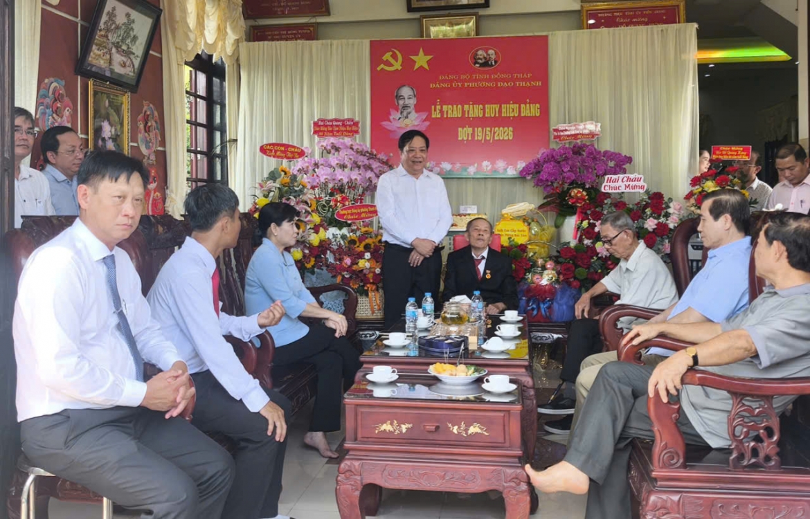 Dong thap trao, truy tang huy hieu Dang cho hon 6.200 dang vien hinh anh 1