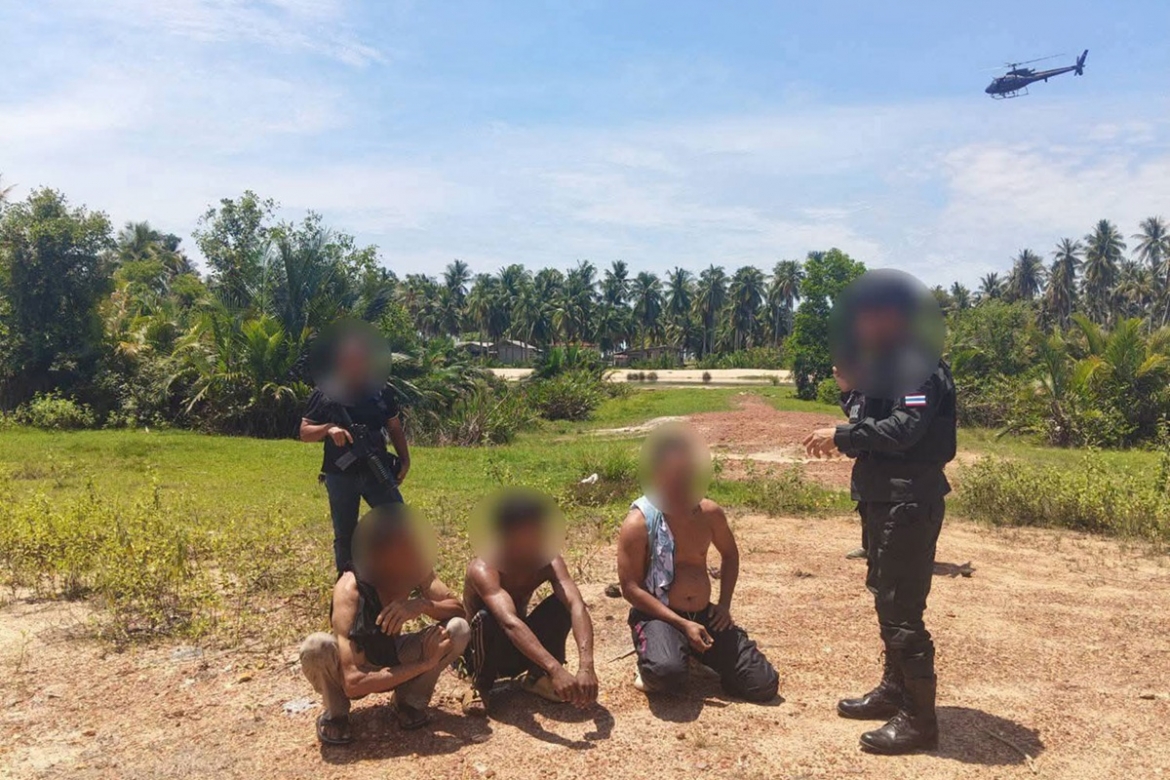 bao luc tiep dien o mien nam thai lan, 6 canh sat thuong vong hinh anh 1