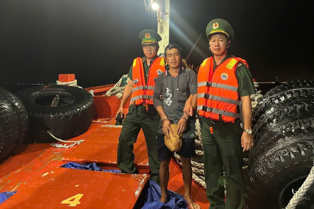 bat giu bi can vu hiep dam o vinh long khi dang lan tron tren tau ca hinh anh 1